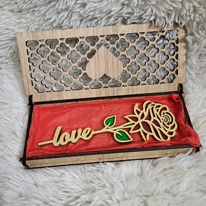 Boite + rose "love" en bois peinte à la main
