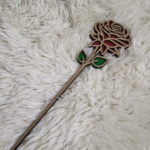 Rose en bois peinte à la main