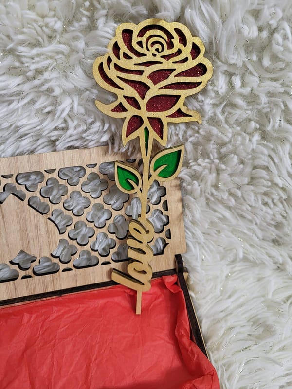 Boite + rose "love" en bois peinte à la main – Image 3