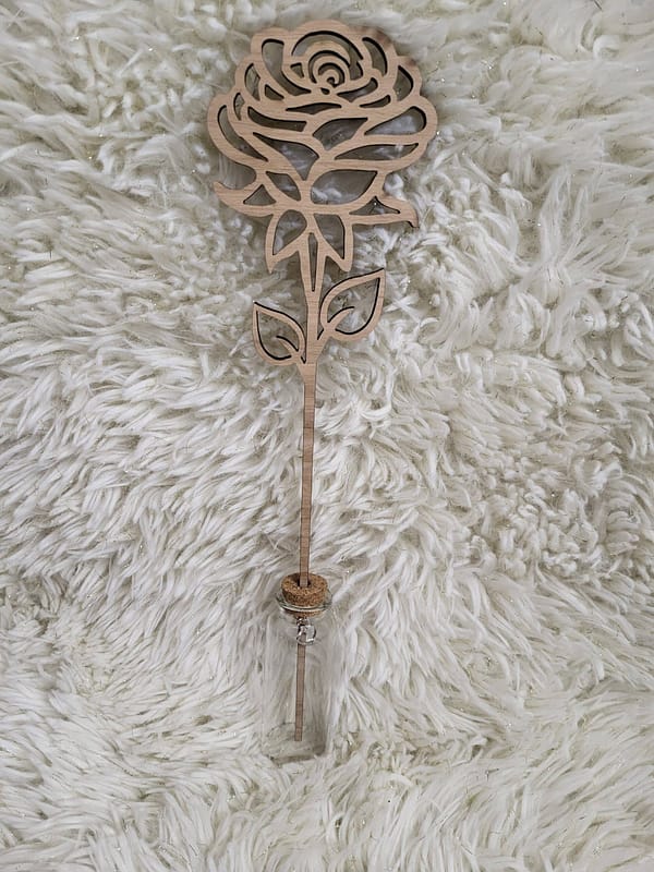 Rose en bois avec fiole en verre