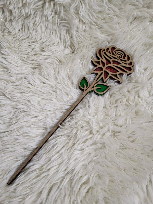 Rose en bois peinte à la main