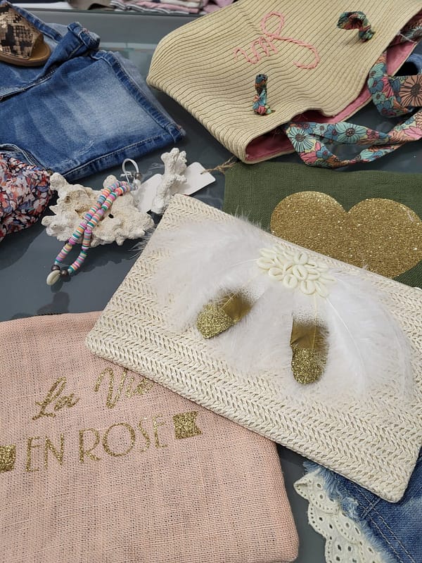 Pochette plumes et coquillages